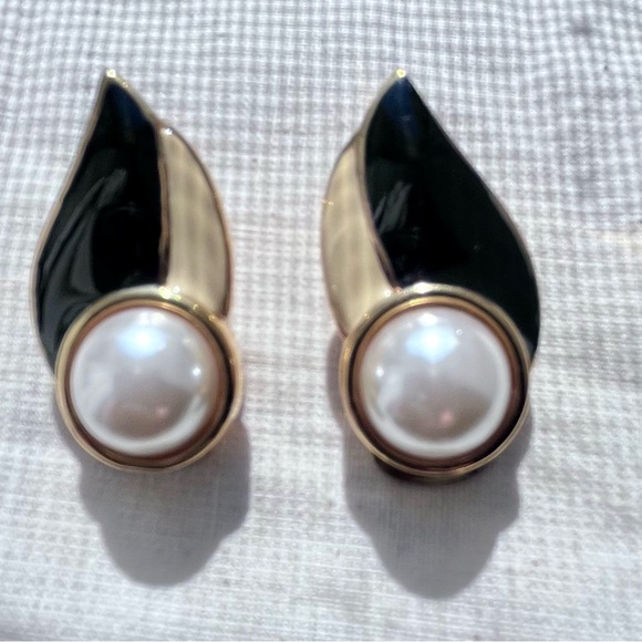 Elegant Gold and Black Pearl Earrings - Picture 2 of 6